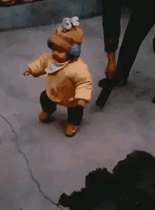 Em bé chập chững tập đi, ông nội đi theo cầm dao chặt phía sau, hành động gây tò mò bắt nguồn từ phong tục trong đám tang-1