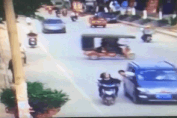 Clip: Cướp táo tợn giật dây chuyền, kéo người phụ nữ ngã xuống đường-1