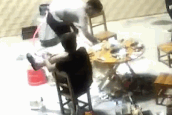 Clip: Dùng bình gas diệt gián, nam thanh niên nhận cái kết kinh hoàng