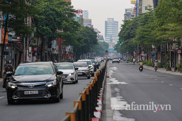 Hà Nội nhộn nhịp trong buổi sáng đầu tiên nới lỏng giãn cách, đường phố đông đúc nhưng không ùn tắc-13