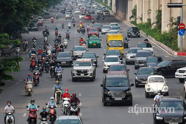 Hà Nội nhộn nhịp trong buổi sáng đầu tiên nới lỏng giãn cách, đường phố đông đúc nhưng không ùn tắc-4