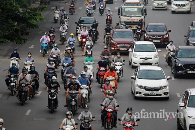 Hà Nội nhộn nhịp trong buổi sáng đầu tiên nới lỏng giãn cách, đường phố đông đúc nhưng không ùn tắc-8