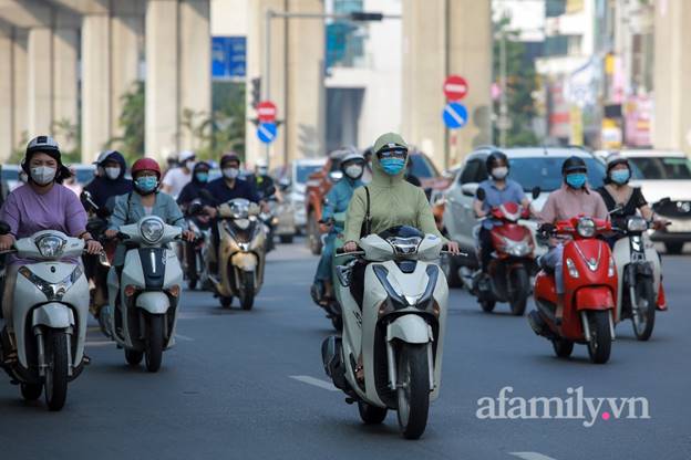 Hà Nội nhộn nhịp trong buổi sáng đầu tiên nới lỏng giãn cách, đường phố đông đúc nhưng không ùn tắc-9