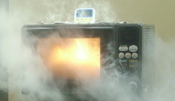 Cả căn chung cư cháy rụi, hai mẹ con tử vong bi thảm trong phút chốc chỉ vì một lý do quen thuộc khi thức khuya-3