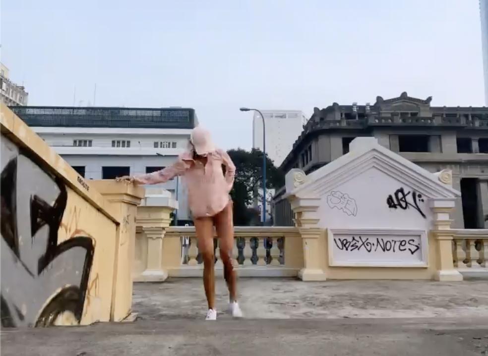 HHen Niê gây lú vì tưởng không mặc quần khi đi thiện nguyện-5