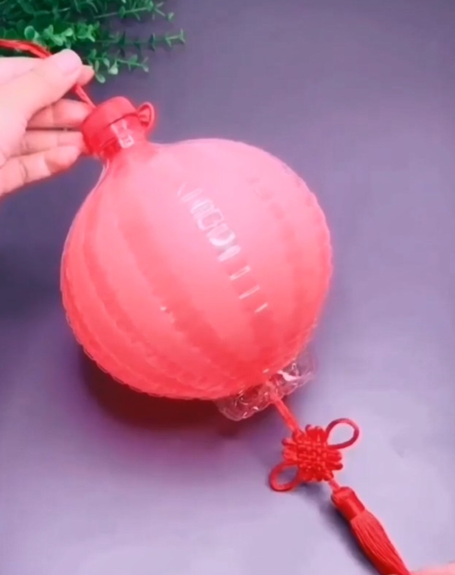 Hướng dẫn mẹ và bé cách làm đèn lồng chơi trăng đơn giản nhất, nhìn như hàng xịn, nguyên liệu sẵn có trong nhà, chi phí chưa bằng cốc chè bưởi-9