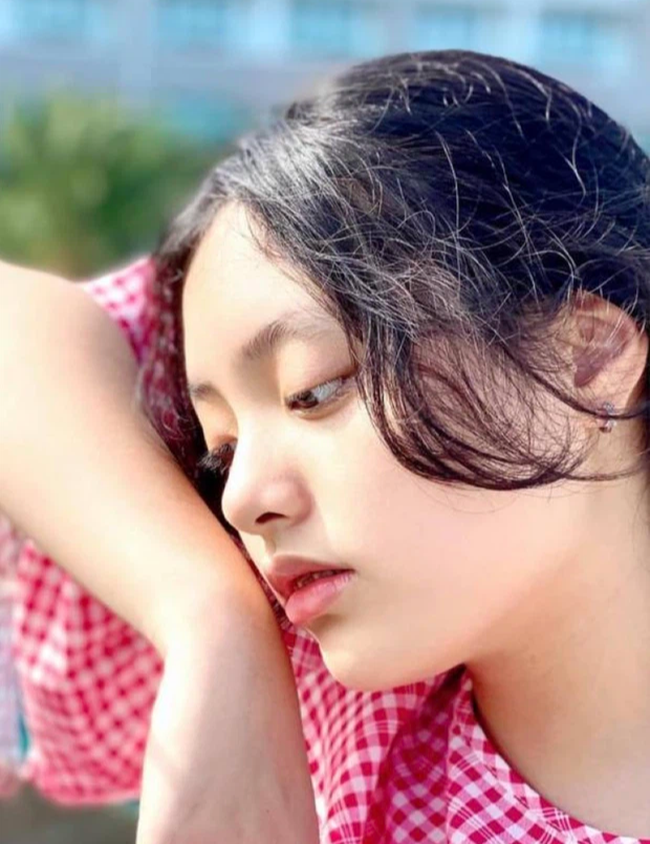 Cô bé ngoan nhất Bố ơi mình đi đâu thế ngày ấy: Học trường học phí NỬA TỶ đồng/năm, càng lớn nhan sắc càng đáng gờm-2