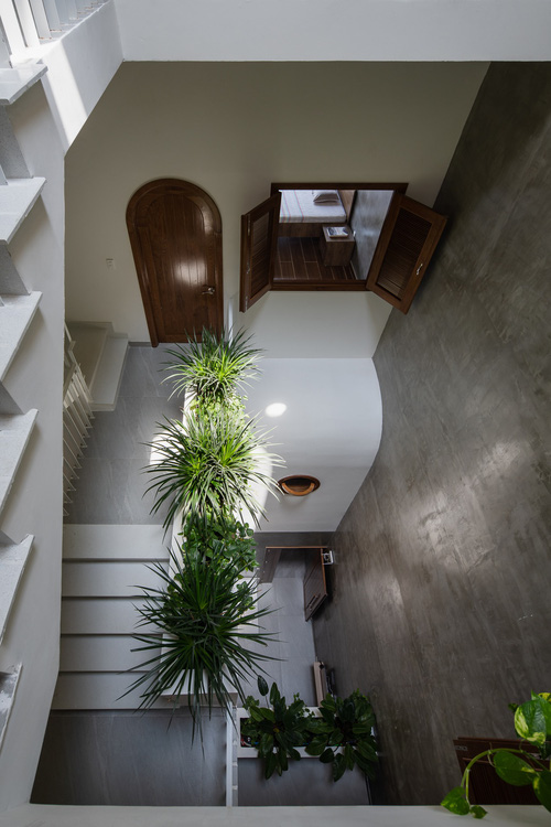 Căn nhà 4 tỷ nổi bần bật với mặt tiền đỏ, bước vào trong còn choáng ngợp hơn với thiết kế mê cung-6