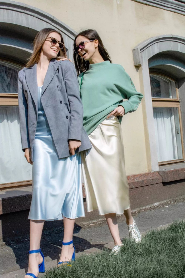 Slip dress + blazer: Cặp đôi trái dấu giúp nàng 30+ đẹp xuất sắc trong ngày trở lại sở làm-2