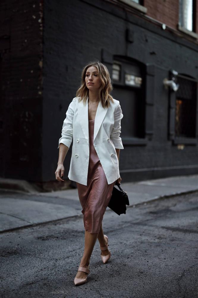 Slip dress + blazer: Cặp đôi trái dấu giúp nàng 30+ đẹp xuất sắc trong ngày trở lại sở làm-6