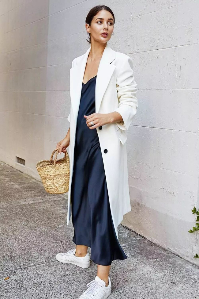 Slip dress + blazer: Cặp đôi trái dấu giúp nàng 30+ đẹp xuất sắc trong ngày trở lại sở làm-7