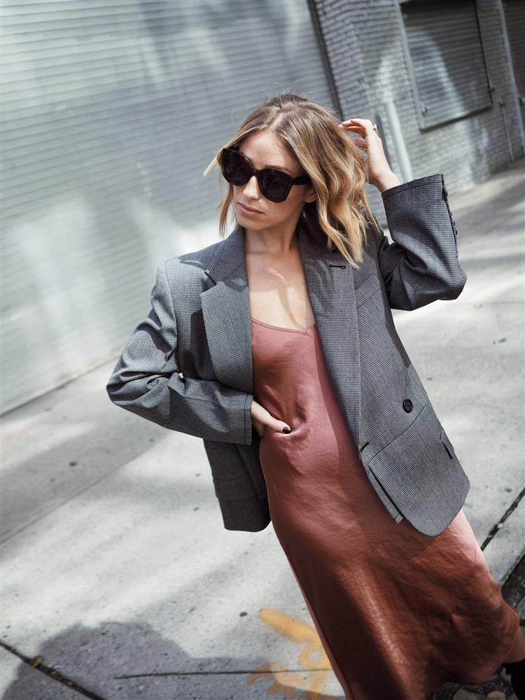 Slip dress + blazer: Cặp đôi trái dấu giúp nàng 30+ đẹp xuất sắc trong ngày trở lại sở làm-10