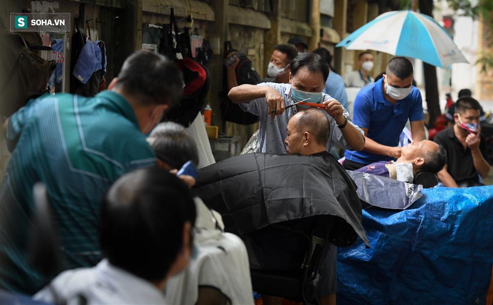 Không thể chờ đợi, người Hà Nội chui qua chốt đổ xô đi cắt tóc, sửa xe-4
