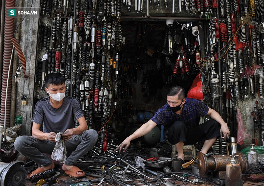 Không thể chờ đợi, người Hà Nội chui qua chốt đổ xô đi cắt tóc, sửa xe-11