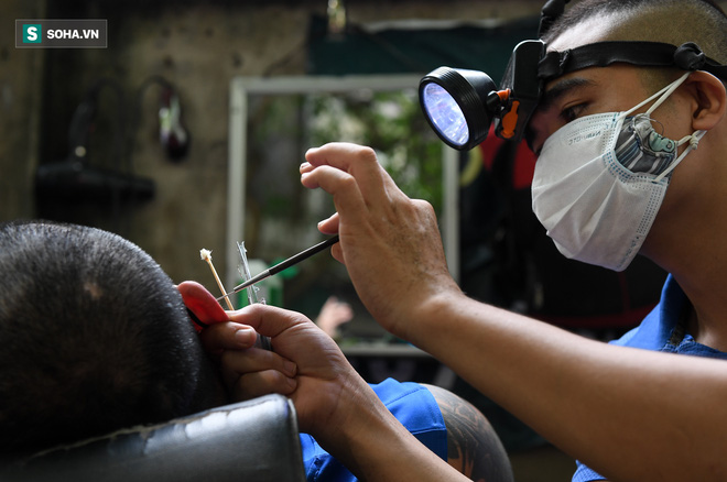 Không thể chờ đợi, người Hà Nội chui qua chốt đổ xô đi cắt tóc, sửa xe-5