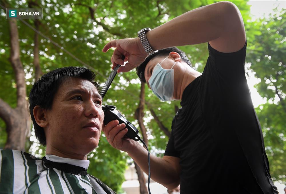 Không thể chờ đợi, người Hà Nội chui qua chốt đổ xô đi cắt tóc, sửa xe-6