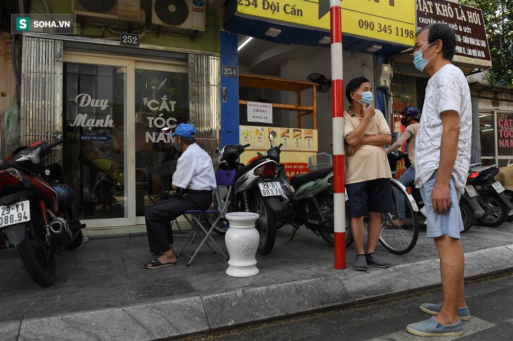 Không thể chờ đợi, người Hà Nội chui qua chốt đổ xô đi cắt tóc, sửa xe-7