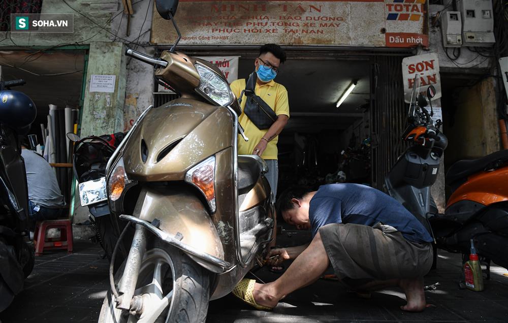 Không thể chờ đợi, người Hà Nội chui qua chốt đổ xô đi cắt tóc, sửa xe-9