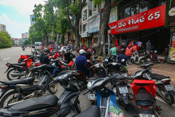 Cả đêm hì hục chùi bụi, tẩy mốc... chờ gà gáy nổi lò, đón khách-13