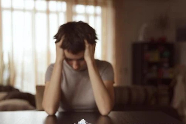 Chê con dâu nghèo hèn, bố mẹ chồng khinh miệt ra mặt, khi cháu nội chào đời còn làm thêm một việc khiến con trai tức tối mời ra khỏi nhà-1