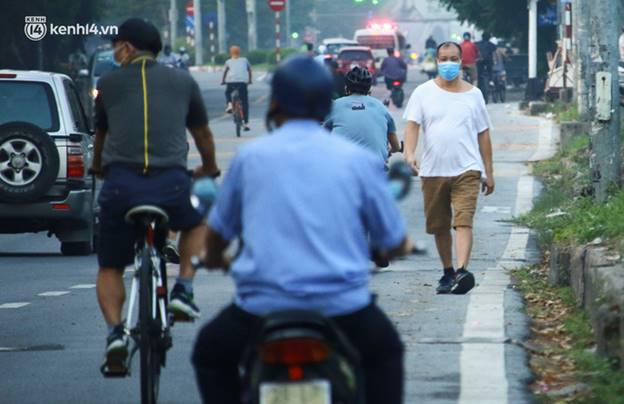 Toàn cảnh Hà Nội trong ngày đầu nới lỏng giãn cách: Đặc sản tắc đường, nhịp sống quay trở lại, người dân ùn ùn ra cửa ngõ rời Thủ đô-2