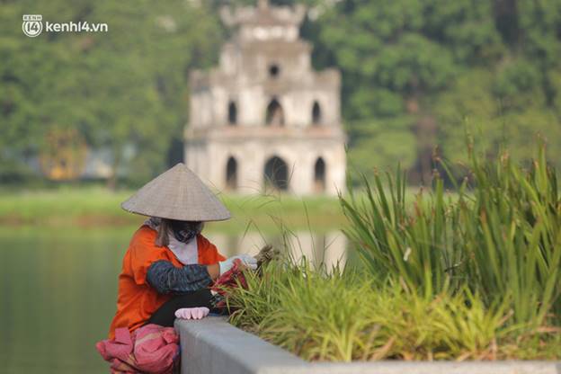 Toàn cảnh Hà Nội trong ngày đầu nới lỏng giãn cách: Đặc sản tắc đường, nhịp sống quay trở lại, người dân ùn ùn ra cửa ngõ rời Thủ đô-11