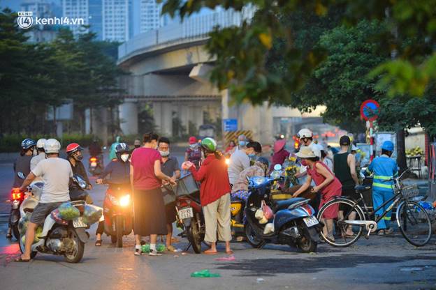 Toàn cảnh Hà Nội trong ngày đầu nới lỏng giãn cách: Đặc sản tắc đường, nhịp sống quay trở lại, người dân ùn ùn ra cửa ngõ rời Thủ đô-4