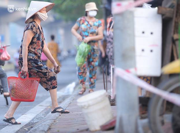 Toàn cảnh Hà Nội trong ngày đầu nới lỏng giãn cách: Đặc sản tắc đường, nhịp sống quay trở lại, người dân ùn ùn ra cửa ngõ rời Thủ đô-5