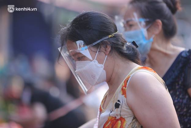 Toàn cảnh Hà Nội trong ngày đầu nới lỏng giãn cách: Đặc sản tắc đường, nhịp sống quay trở lại, người dân ùn ùn ra cửa ngõ rời Thủ đô-7