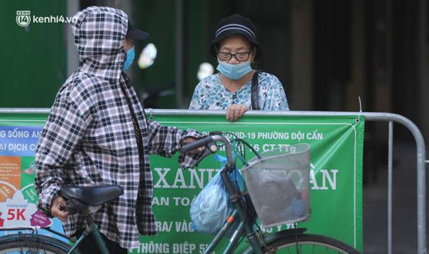 Toàn cảnh Hà Nội trong ngày đầu nới lỏng giãn cách: Đặc sản tắc đường, nhịp sống quay trở lại, người dân ùn ùn ra cửa ngõ rời Thủ đô-13