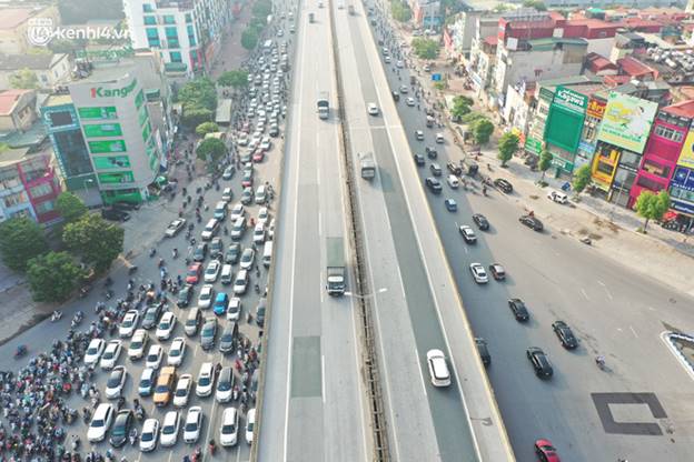 Toàn cảnh Hà Nội trong ngày đầu nới lỏng giãn cách: Đặc sản tắc đường, nhịp sống quay trở lại, người dân ùn ùn ra cửa ngõ rời Thủ đô-16