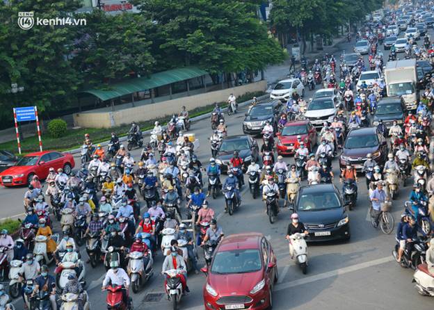 Toàn cảnh Hà Nội trong ngày đầu nới lỏng giãn cách: Đặc sản tắc đường, nhịp sống quay trở lại, người dân ùn ùn ra cửa ngõ rời Thủ đô-18