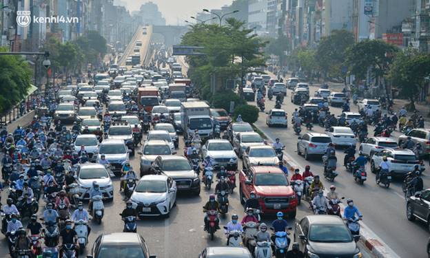 Toàn cảnh Hà Nội trong ngày đầu nới lỏng giãn cách: Đặc sản tắc đường, nhịp sống quay trở lại, người dân ùn ùn ra cửa ngõ rời Thủ đô-19