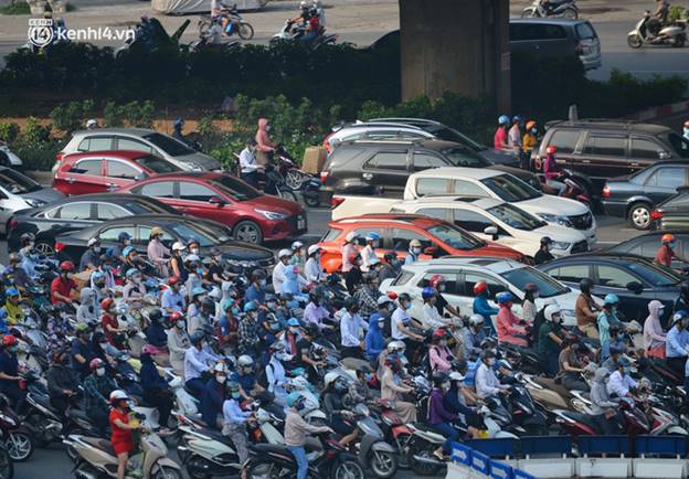Toàn cảnh Hà Nội trong ngày đầu nới lỏng giãn cách: Đặc sản tắc đường, nhịp sống quay trở lại, người dân ùn ùn ra cửa ngõ rời Thủ đô-20