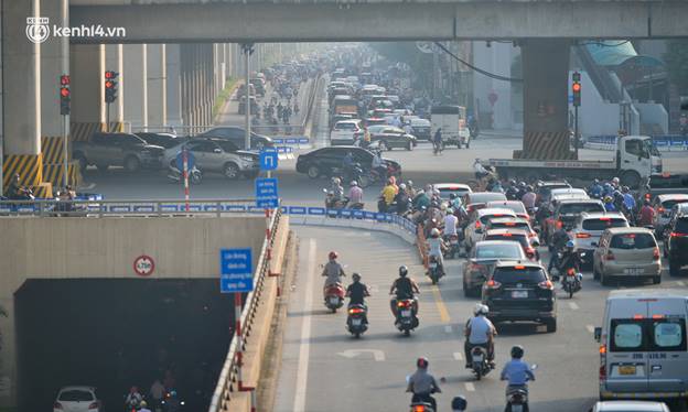 Toàn cảnh Hà Nội trong ngày đầu nới lỏng giãn cách: Đặc sản tắc đường, nhịp sống quay trở lại, người dân ùn ùn ra cửa ngõ rời Thủ đô-23