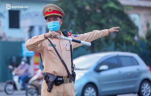 Toàn cảnh Hà Nội trong ngày đầu nới lỏng giãn cách: Đặc sản tắc đường, nhịp sống quay trở lại, người dân ùn ùn ra cửa ngõ rời Thủ đô-24