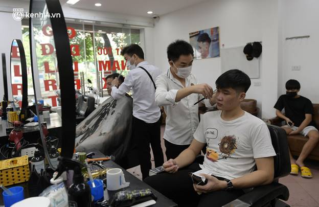 Toàn cảnh Hà Nội trong ngày đầu nới lỏng giãn cách: Đặc sản tắc đường, nhịp sống quay trở lại, người dân ùn ùn ra cửa ngõ rời Thủ đô-26