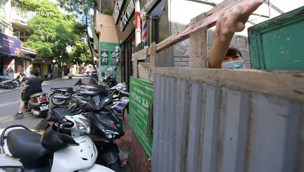 Toàn cảnh Hà Nội trong ngày đầu nới lỏng giãn cách: Đặc sản tắc đường, nhịp sống quay trở lại, người dân ùn ùn ra cửa ngõ rời Thủ đô-28