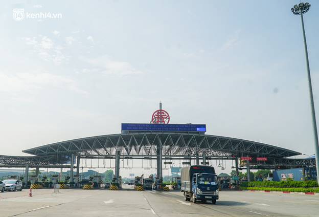 Toàn cảnh Hà Nội trong ngày đầu nới lỏng giãn cách: Đặc sản tắc đường, nhịp sống quay trở lại, người dân ùn ùn ra cửa ngõ rời Thủ đô-33