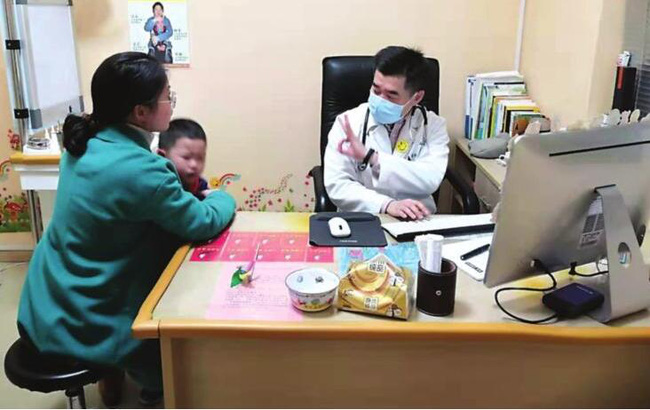 Con tắm xong đỏ như tôm luộc, mẹ hoảng hồn đưa tới bệnh viện kiểm tra, nghe bác sĩ phán một câu mà sợ tái xanh mặt mũi-1