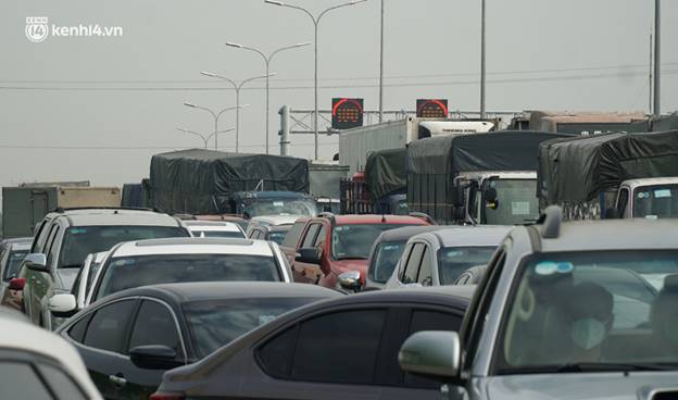 Toàn cảnh Hà Nội trong ngày đầu nới lỏng giãn cách: Đặc sản tắc đường, nhịp sống quay trở lại, người dân ùn ùn ra cửa ngõ rời Thủ đô-35