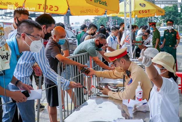 Toàn cảnh Hà Nội trong ngày đầu nới lỏng giãn cách: Đặc sản tắc đường, nhịp sống quay trở lại, người dân ùn ùn ra cửa ngõ rời Thủ đô-36
