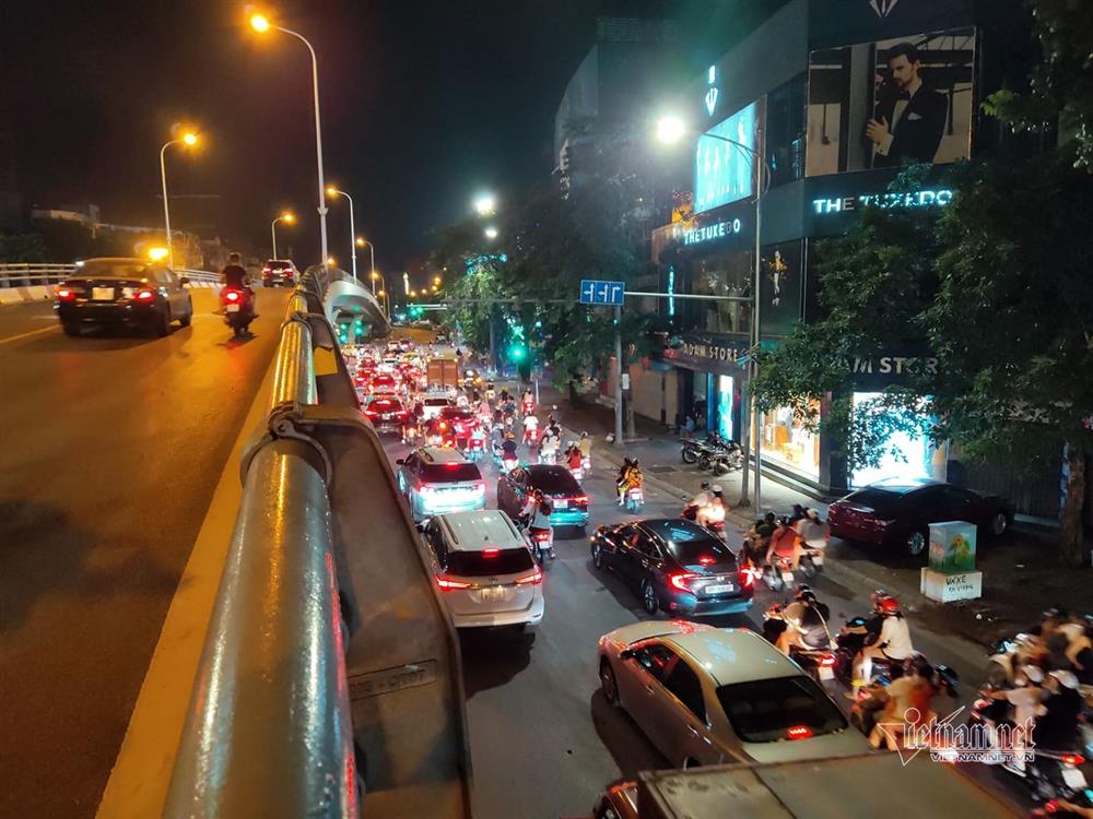 Biển người ở Hà Nội đổ ra đường vui Trung thu sau ngày dài giãn cách-1