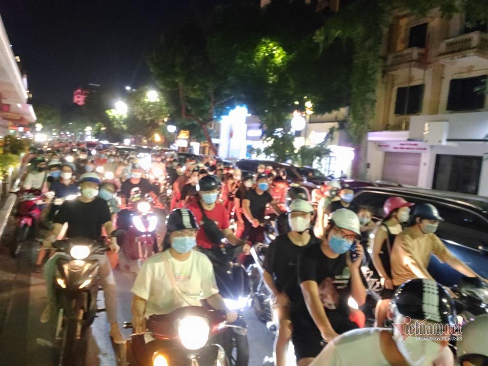 Biển người ở Hà Nội đổ ra đường vui Trung thu sau ngày dài giãn cách-2