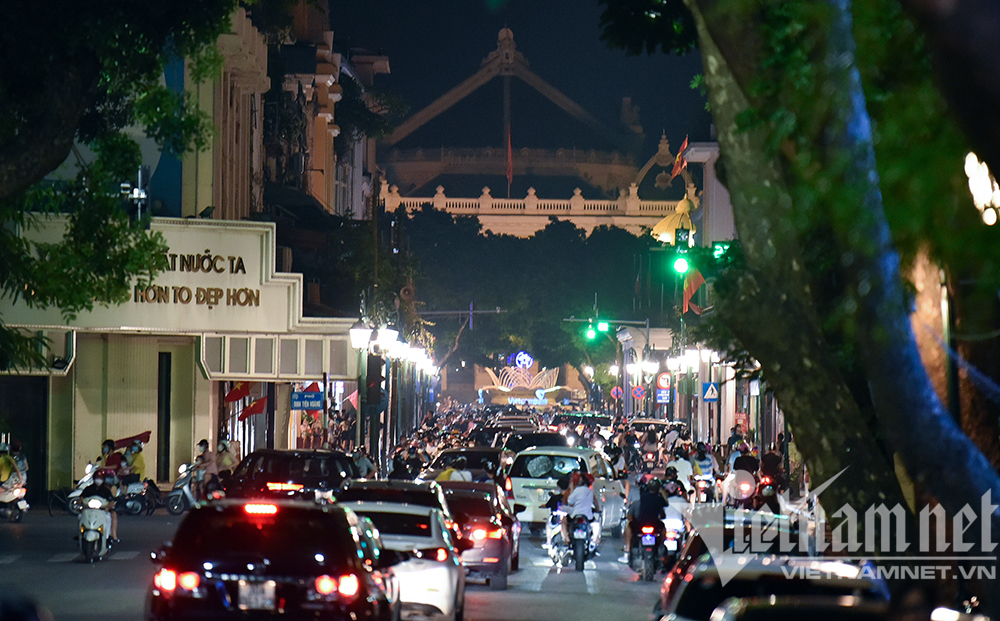 Biển người ở Hà Nội đổ ra đường vui Trung thu sau ngày dài giãn cách-15