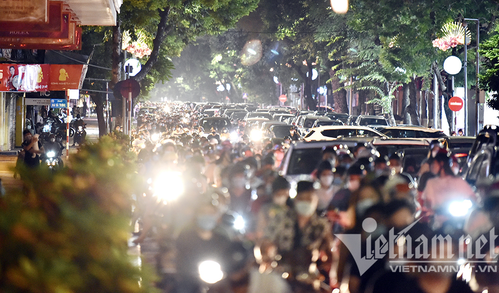 Biển người ở Hà Nội đổ ra đường vui Trung thu sau ngày dài giãn cách-4