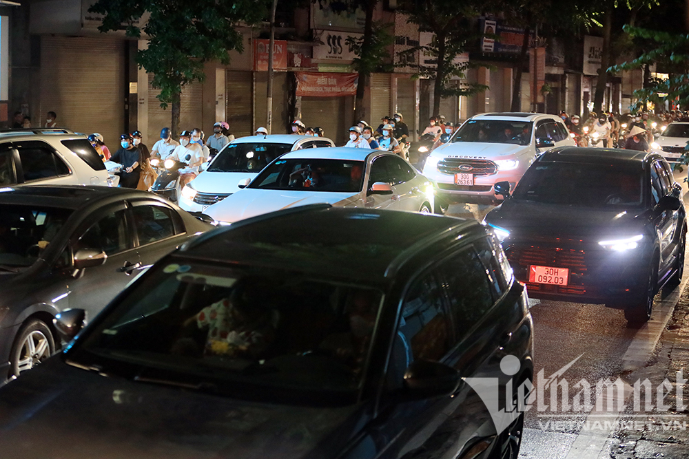 Biển người ở Hà Nội đổ ra đường vui Trung thu sau ngày dài giãn cách-17