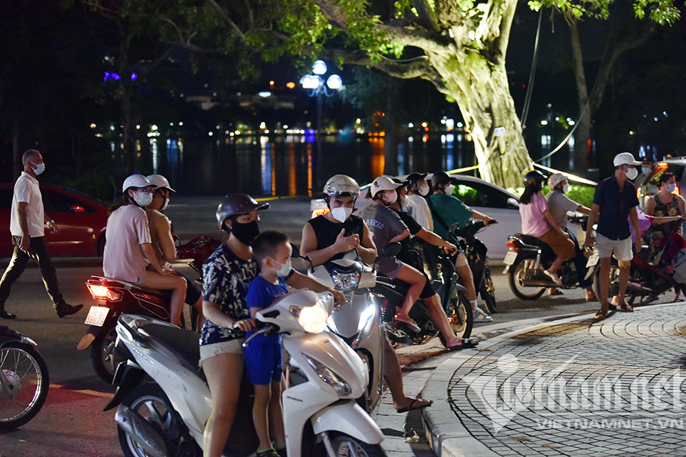 Biển người ở Hà Nội đổ ra đường vui Trung thu sau ngày dài giãn cách-18