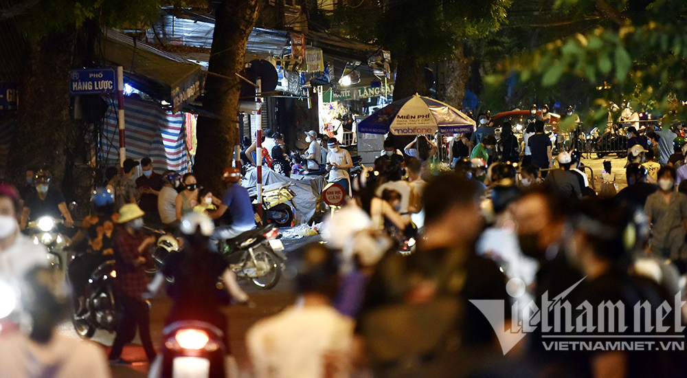 Biển người ở Hà Nội đổ ra đường vui Trung thu sau ngày dài giãn cách-19