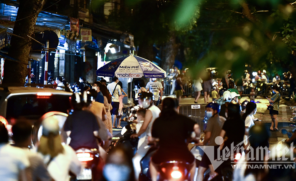 Biển người ở Hà Nội đổ ra đường vui Trung thu sau ngày dài giãn cách-20